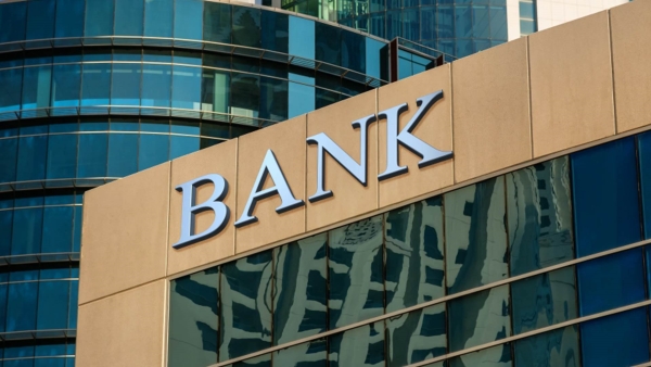 What is the difference between investment bank and commercial bank?